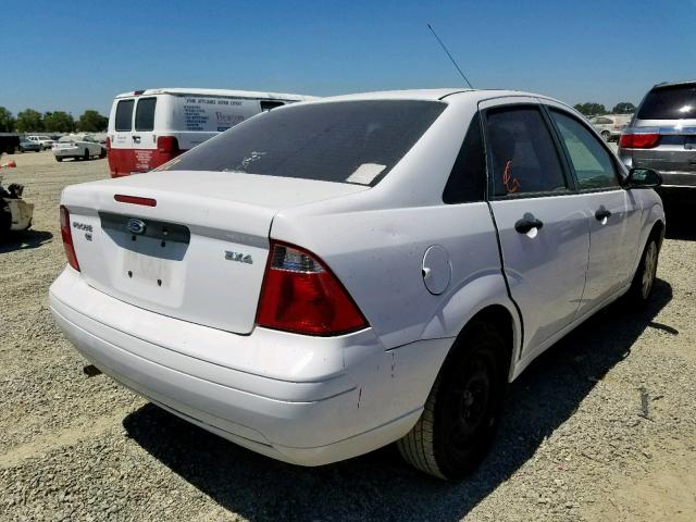 1FAFP34N06W117666 - 2006 FORD FOCUS ZX4 WHITE photo 4