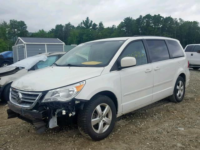 2V4RW3DG1BR668287 - 2011 VOLKSWAGEN ROUTAN SE WHITE photo 2