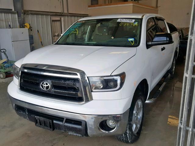 5TFEM5F10BX028768 - 2011 TOYOTA TUNDRA CRE WHITE photo 2