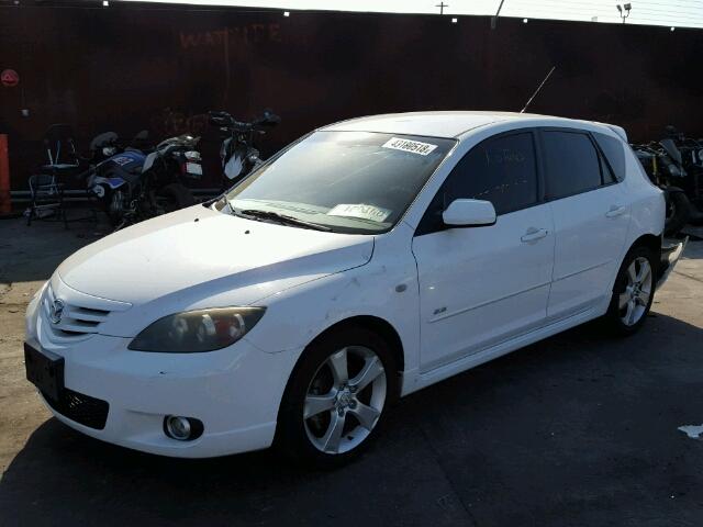 JM1BK143651274043 - 2005 MAZDA 3 HATCHBAC WHITE photo 2