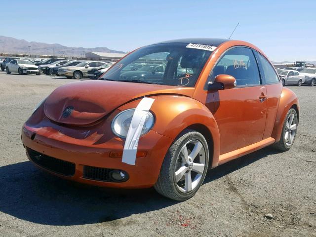 3VWPG3AGXAM014670 - 2010 VOLKSWAGEN NEW BEETLE ნარინჯისფერი ფოტო 2