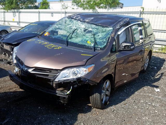 5TDZZ3DC8JS915082 - 2018 TOYOTA SIENNA L WHITE photo 2