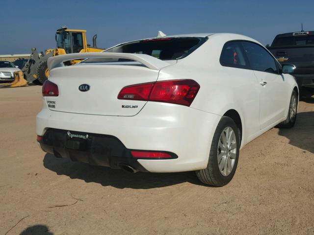 KNAFX6A81F5348668 - 2015 KIA FORTE EX WHITE photo 4