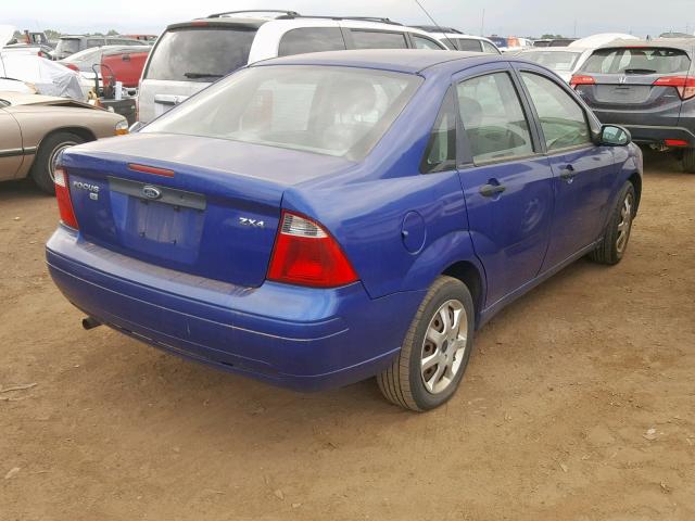 1FAFP34N55W180115 - 2005 FORD FOCUS ZX4 BLUE photo 4