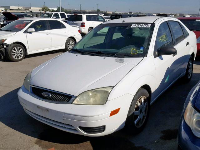 1FAFP34N95W266382 - 2005 FORD FOCUS ZX4 WHITE photo 2