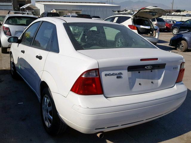 1FAFP34N95W266382 - 2005 FORD FOCUS ZX4 WHITE photo 3