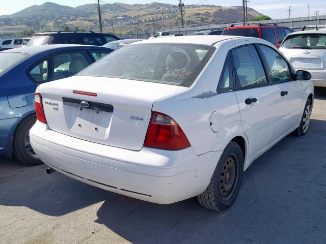 1FAFP34N95W266382 - 2005 FORD FOCUS ZX4 WHITE photo 4