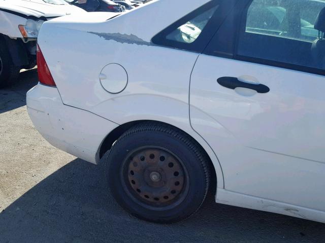 1FAFP34N95W266382 - 2005 FORD FOCUS ZX4 WHITE photo 9