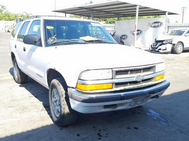 1GNDT13W3YK296945 - 2000 CHEVROLET BLAZER WHITE photo 1