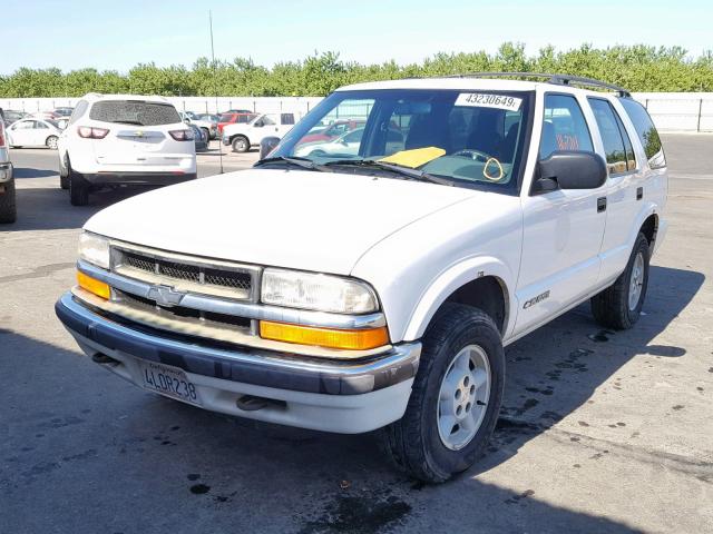 1GNDT13W3YK296945 - 2000 CHEVROLET BLAZER WHITE photo 2