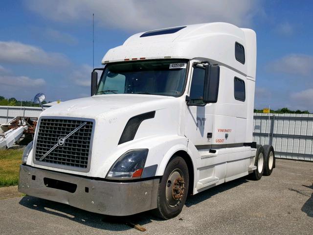 4V4NC9TH48N481117 - 2008 VOLVO VN VNL WHITE photo 2