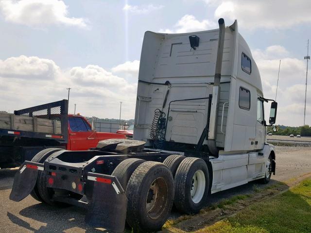 4V4NC9TH48N481117 - 2008 VOLVO VN VNL WHITE photo 4