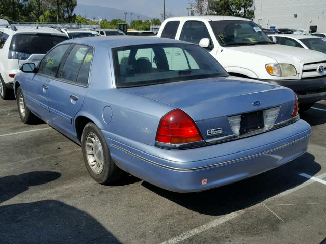 2FAFP74W9WX132235 - 1998 FORD CROWN VICT BLUE photo 3