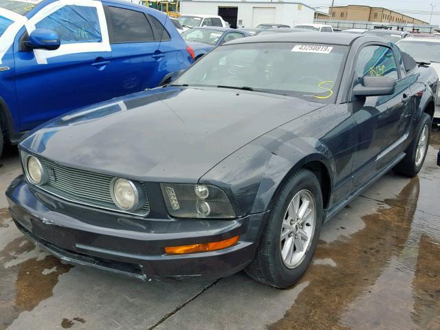 1ZVHT80N285141331 - 2008 FORD MUSTANG CHARCOAL photo 2