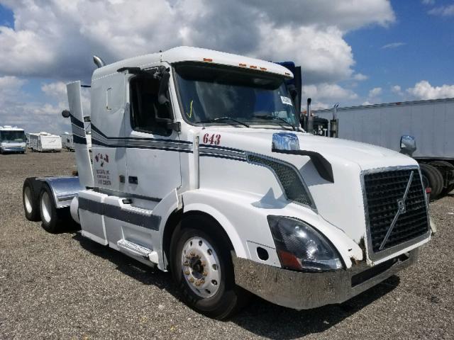 4V4NC9GH74N365334 - 2004 VOLVO VN VNL WHITE photo 1