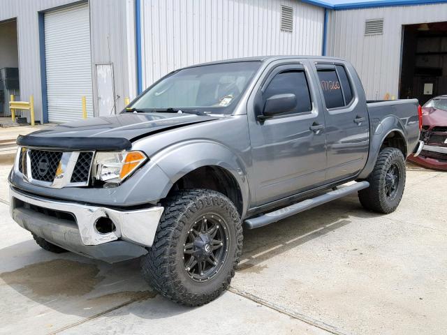 1N6AD07U76C418108 - 2006 NISSAN FRONTIER C GRAY photo 2