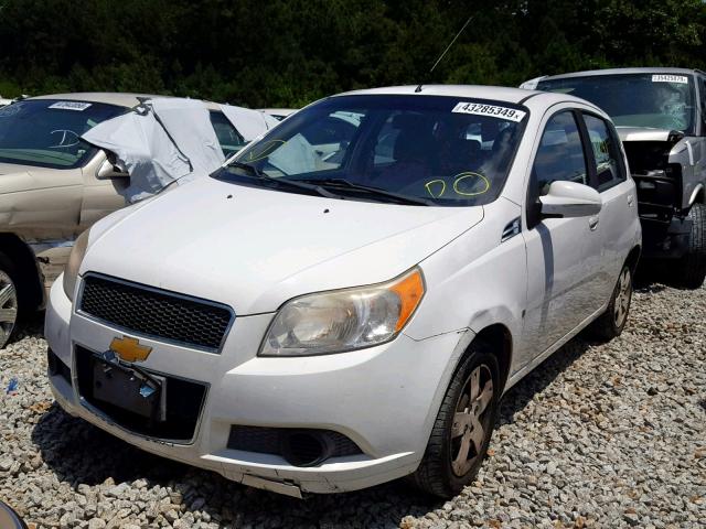 KL1TD66E29B681908 - 2009 CHEVROLET AVEO LS WHITE photo 2