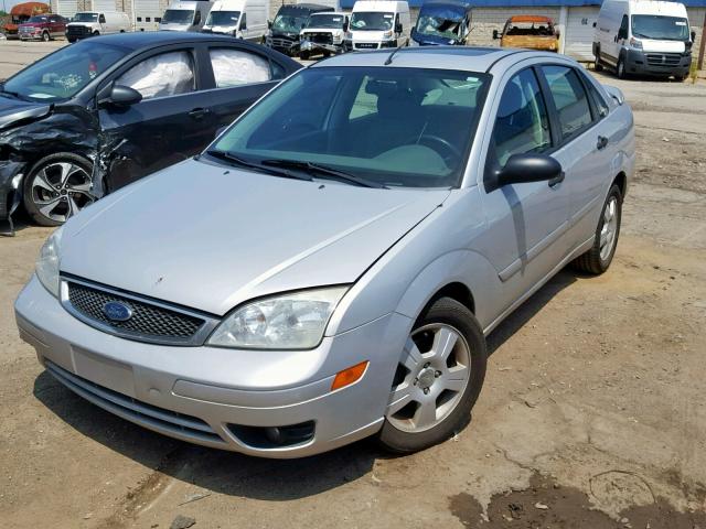 1FAFP34N65W302108 - 2005 FORD FOCUS ZX4 SILVER photo 2