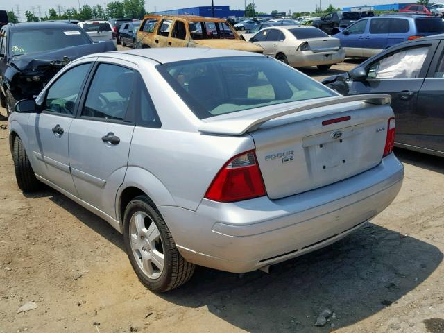 1FAFP34N65W302108 - 2005 FORD FOCUS ZX4 SILVER photo 3