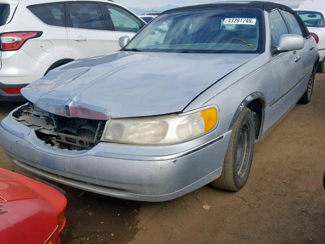 1LNHM83W41Y612786 - 2001 LINCOLN TOWN CAR C SILVER photo 2