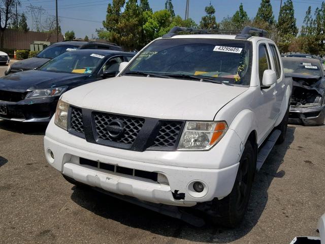 1N6AD07U16C454635 - 2006 NISSAN FRONTIER C WHITE photo 2