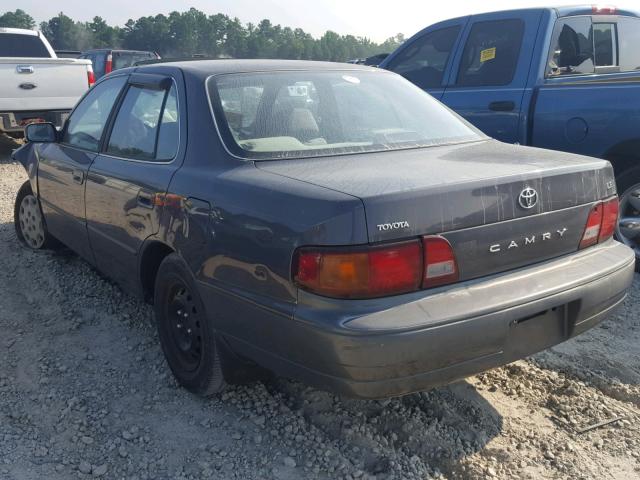 4T1BG12K8TU908200 - 1996 TOYOTA CAMRY DX GRAY photo 3