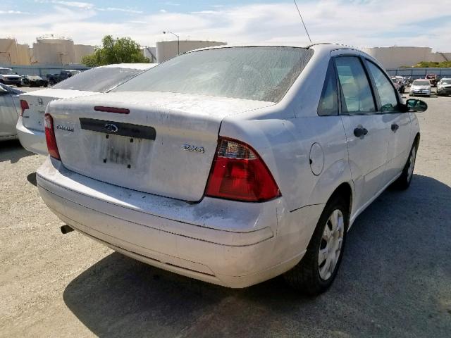 1FAFP34N96W257506 - 2006 FORD FOCUS ZX4 WHITE photo 4