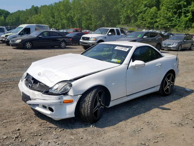 WDBKK65F21F212625 - 2001 MERCEDES-BENZ SLK 320 WHITE photo 2