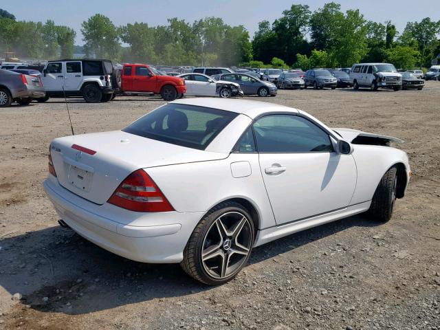 WDBKK65F21F212625 - 2001 MERCEDES-BENZ SLK 320 WHITE photo 4