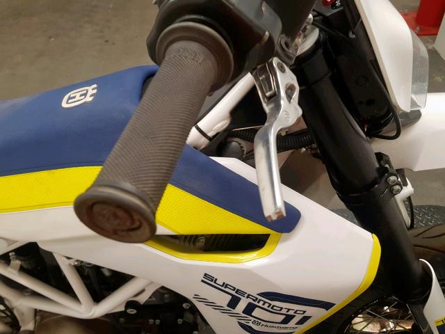 VBKUSV408JM717564 - 2018 HUSQVARNA SUPERMOTO WHITE photo 12