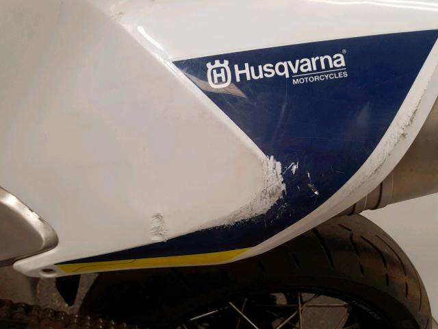 VBKUSV408JM717564 - 2018 HUSQVARNA SUPERMOTO WHITE photo 14