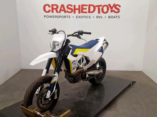 VBKUSV408JM717564 - 2018 HUSQVARNA SUPERMOTO WHITE photo 18