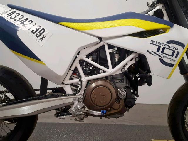 VBKUSV408JM717564 - 2018 HUSQVARNA SUPERMOTO WHITE photo 5