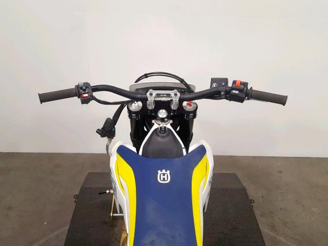 VBKUSV408JM717564 - 2018 HUSQVARNA SUPERMOTO WHITE photo 8