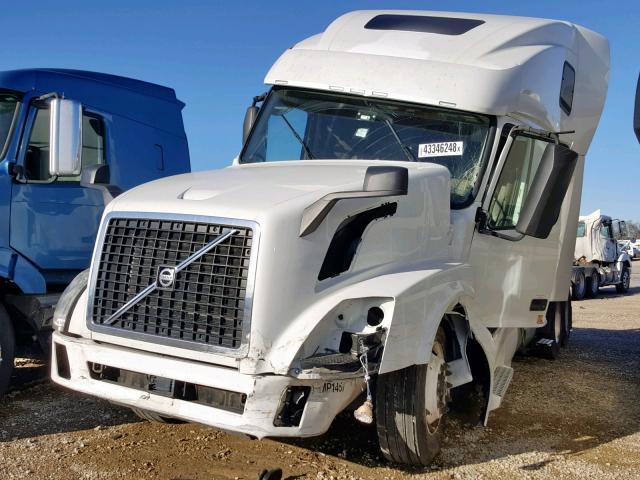 4V4NC9EH4FN181457 - 2015 VOLVO VN VNL WHITE photo 2