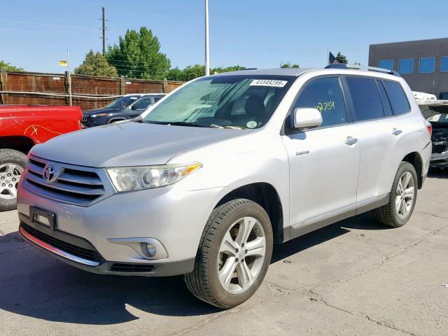 5TDDK3EHXDS271274 - 2013 TOYOTA HIGHLANDER SILVER photo 2