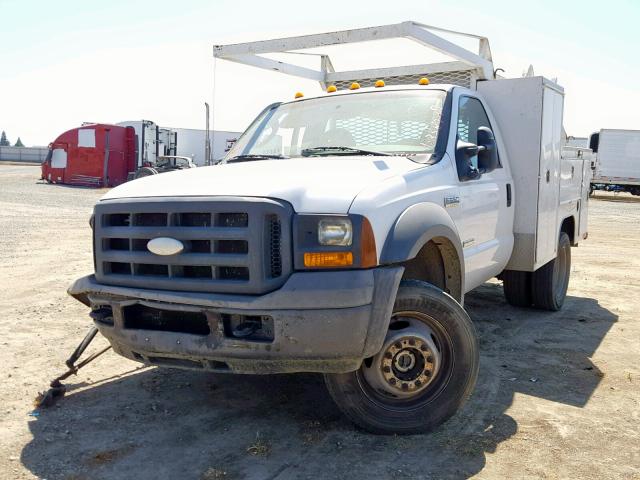 1FDAF57PX5EC53898 - 2005 FORD F550 SUPER WHITE photo 2