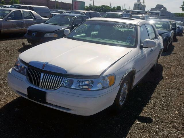 1LNHM82W3XY720357 - 1999 LINCOLN TOWN CAR S WHITE photo 2