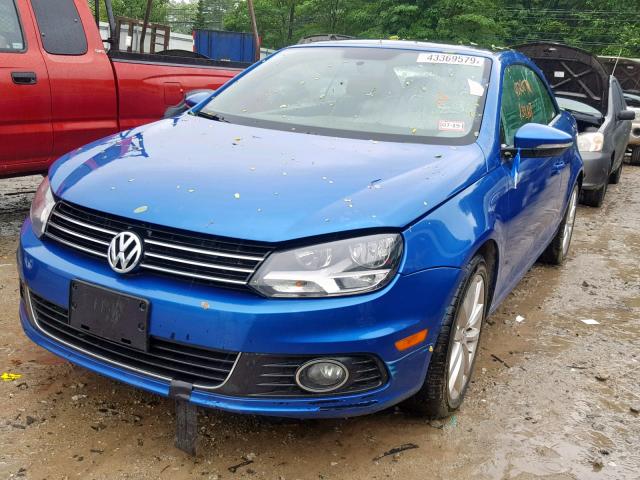 WVWBW7AH8CV002588 - 2012 VOLKSWAGEN EOS KOMFOR BLUE photo 2