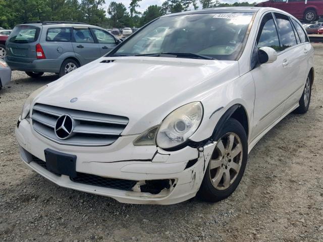 4JGCB65E16A016074 - 2006 MERCEDES-BENZ R 350 WHITE photo 2