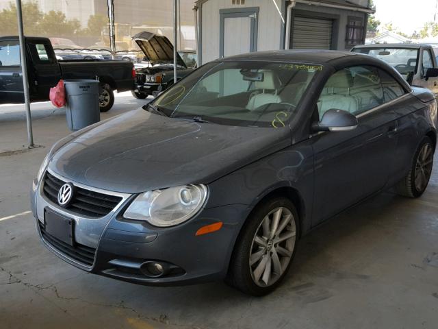 WVWDA71F47V032019 - 2007 VOLKSWAGEN EOS 2.0T S GRAY photo 2