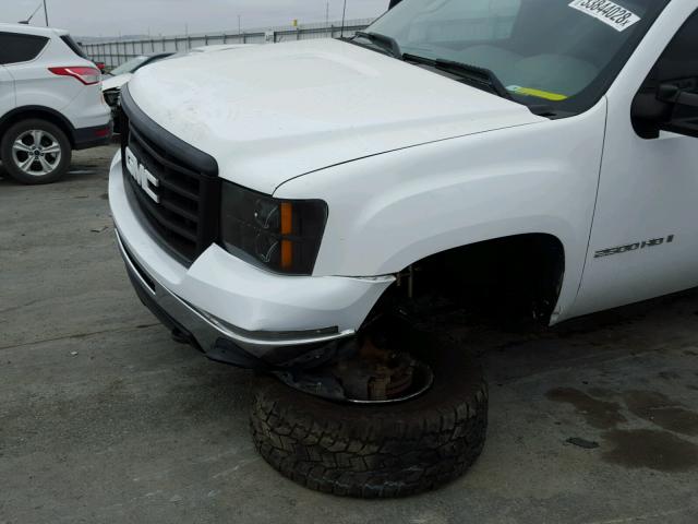 1GTHC24K78E129711 - 2008 GMC SIERRA C25 WHITE photo 9