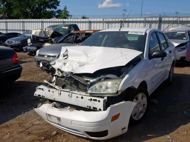 1FAFP34N96W188803 - 2006 FORD FOCUS ZX4 WHITE photo 2