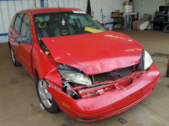 3FAFP37N85R152422 - 2005 FORD FOCUS ZX5 RED photo 1