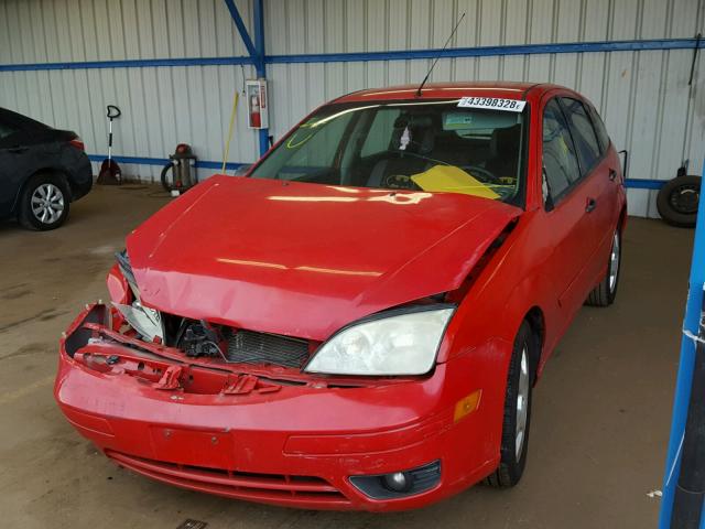 3FAFP37N85R152422 - 2005 FORD FOCUS ZX5 RED photo 2