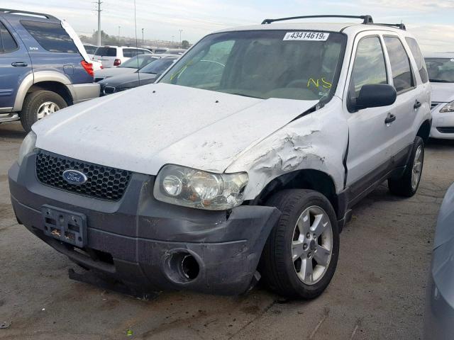 1FMYU93165KE47598 - 2005 FORD ESCAPE XLT WHITE photo 2