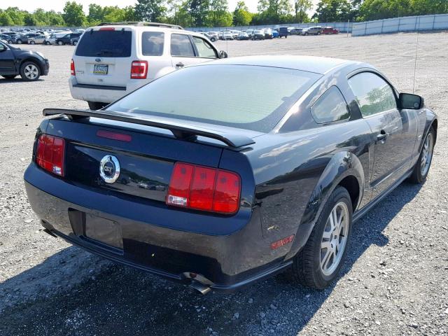 1ZVFT82H855122258 - 2005 FORD MUSTANG GT BLACK photo 4