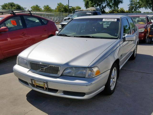 YV1LS5577W2553102 - 1998 VOLVO S70 GRAY photo 2