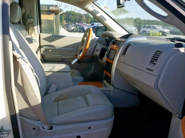 1A8HX58228F158407 - 2008 CHRYSLER ASPEN LIMI WHITE photo 5