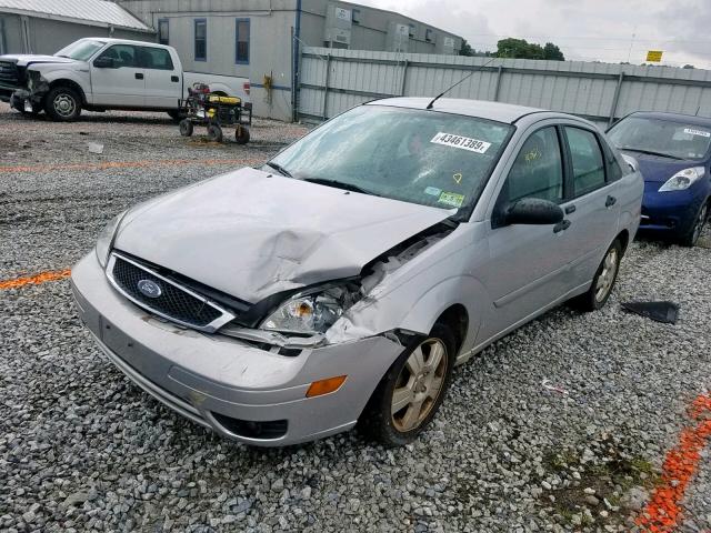 1FAHP34N76W217272 - 2006 FORD FOCUS ZX4 SILVER photo 2